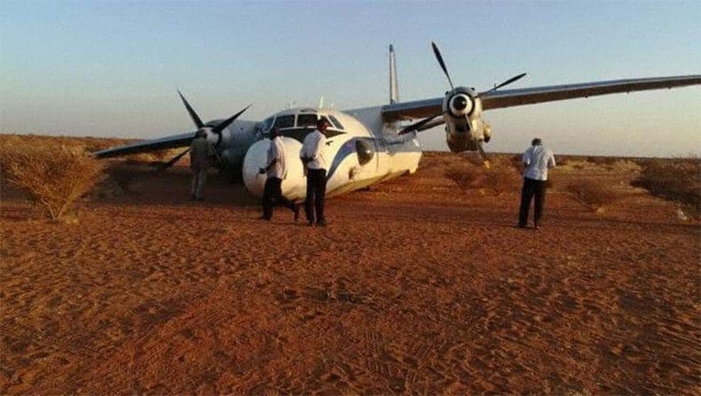 Yakıtı biten An-26 çöle mecburi iniş yaptı