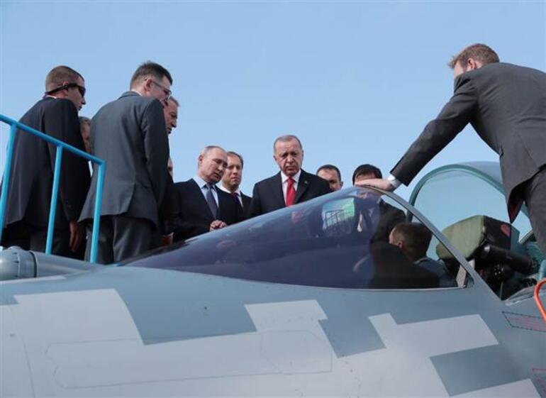 Rusya Devlet Başkanı Vladimir Putin, Cumhurbaşkanı Recep Tayyip Erdoğan'a Su-57'nin kokpitini tanıttı.