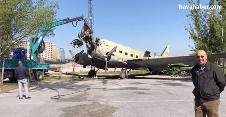 Havacılık-okulunda-skandal-görüntü;-tarihi-Douglas-C-47A'yı-böyle-parçaladılar