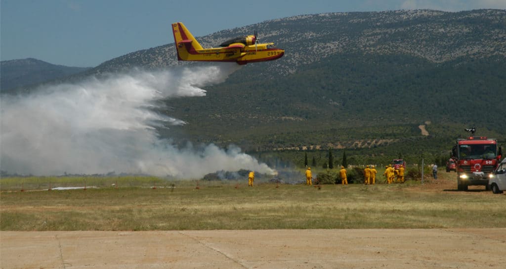 THK’nın CL-215 tipi dev yangın söndürme uçağı, tatbikatta.