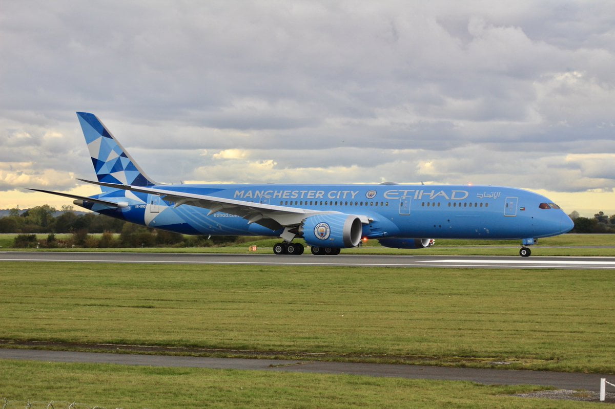 İngiliz futbol devi Manchester City’in ana sponsoru olan Etihad Airways filosunda yer alan Boeing 787-9 Dreamliner’ı kulübün renklerine boyadı.