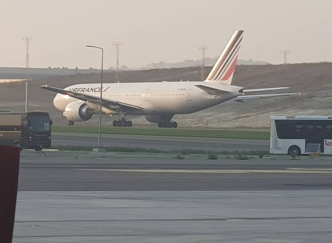 Air France’ı n Paris- Bengaluru seferini yapan uçağı bir yolcunun rahatsızlanması üzerine İstanbul’a acil iniş yaptı. Sağlık ekiplerinin müdahalesinin ardından Air France uçağı Bengaluru için tekrar havalandı.