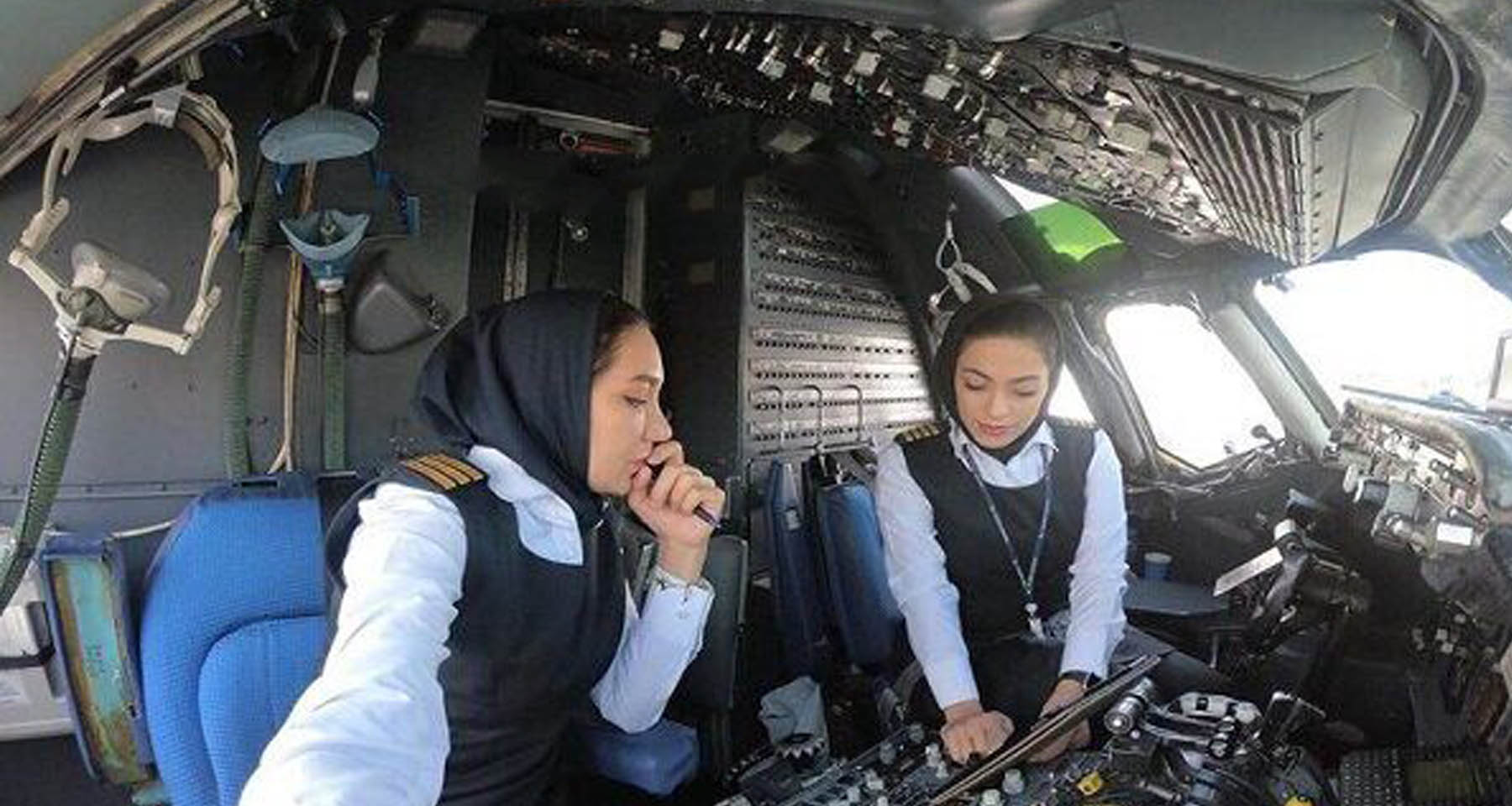 İran'da ilk kez bir yolculu uçuşta kokpitte iki kadın pilot yer aldı. Kaptan pilot Neşat Cihandari İnstagram sayfasından o uçuşun fotoğrafını duyurdu.