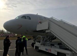 uçak merdiven çarptı