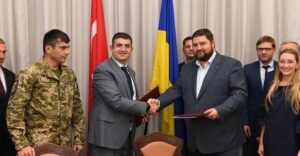 İmza töreninde Baykar Genel Müdürü Haluk Bayraktar katılırken, dost ülke Ukrayna ile iş birliğinin artarak devam edeceği mesajı verildi.