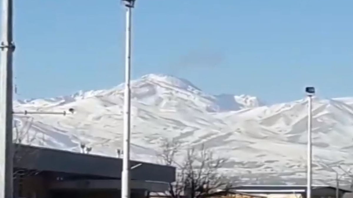 İran'da askeri uçak aktif olmayan yanardağın içine düştü. Gelen ilk bilgilere göre sağlık görevlileri ve kurtarma ekipleri enkazı bulmak ve hayatta kalanları aramak için çalışmalara başladı.