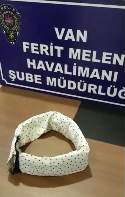 Havalimanı girişinde dikkat çekti; Belinde 1 kilo uyuşturucu madde çıktı!