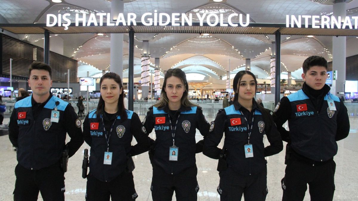 İstanbul Havalimanı’nda pasaport polislerin üniforması değişti