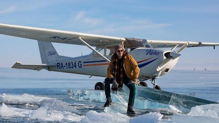 Rus pilot buz tutan Baykal Gölü'ne indi