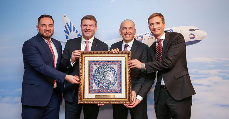 SunExpress Genel Müdür Yardımcısı Ahmet Çalışkan ve SunExpress Almanya Genel Müdür Yardımcısı Alper Özen de Bischof’a teşekkür plaketi takdim etti.