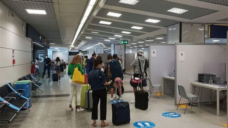 Fiumicino Havalimanı'nda halen Hırvatistan, İspanya, Malta ve Yunanistan'dan gelen yolculara koronavirüs testi yapılıyor.