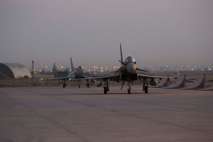İngiltere Kraliyet Hava Kuvvetlerine ait iki Eurofighter Typhoon uçağı