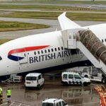 İngiliz British Airways'e ait Boeing 787-8 tipi yolcu uçağının burnu beton zemine düştü.