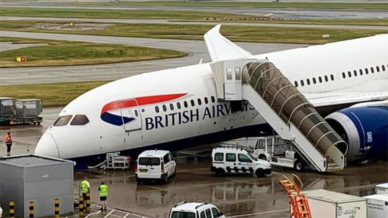 İngiliz British Airways'e ait Boeing 787-8 tipi yolcu uçağının burnu beton zemine düştü.