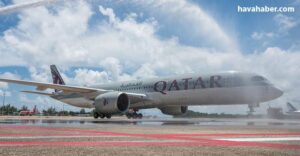 Qatar-Airways'in-Uluslararası-Turizm-Yasaklarının-Kalkmasının-Ardından-Gerçekleştirdiği-İlk-Phuket-Seferi-Geleneksel-Su-Takı-ile-Karşılandı1