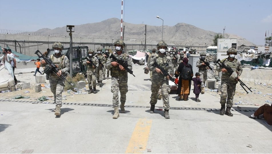 Milli Savunma Bakanlığı (MSB) çeşitli temaslar, mevcut durum ve şartlar değerlendirilerek Türk Silahlı Kuvvetleri (TSK) unsurlarının Afganistan'dan tahliyesine başlandığını bildirdi.
