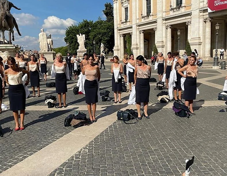 Alitalia uçuş görevlileri Roma meydanında soyunarak protesto düzenledi