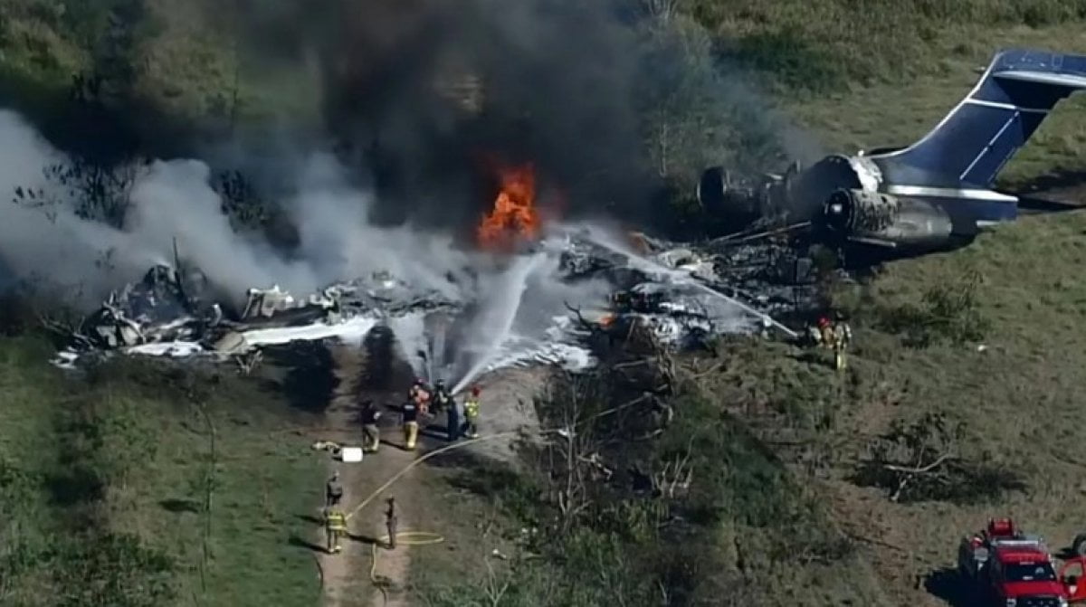 ABD’de pistten çıkan uçak bariyere çarpıp alev aldı: 21 kişi kurtuldu