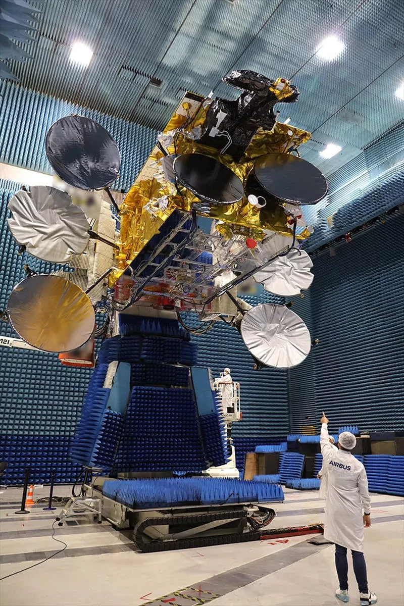 Türksat AŞ, Fransa'daki Airbus Defence and Space (Airbus D&S) Tesisleri'nde düzenlenen törenle üretim ve test süreçleri tamamlanan Türksat 5B uydusunu teslim aldı.