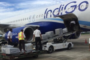 Hindistan’dan ilginç olay; Kargo yüklemesi sırasında uyuya kalan görevli Mumbai’den Abu Dabi’ye uçtu