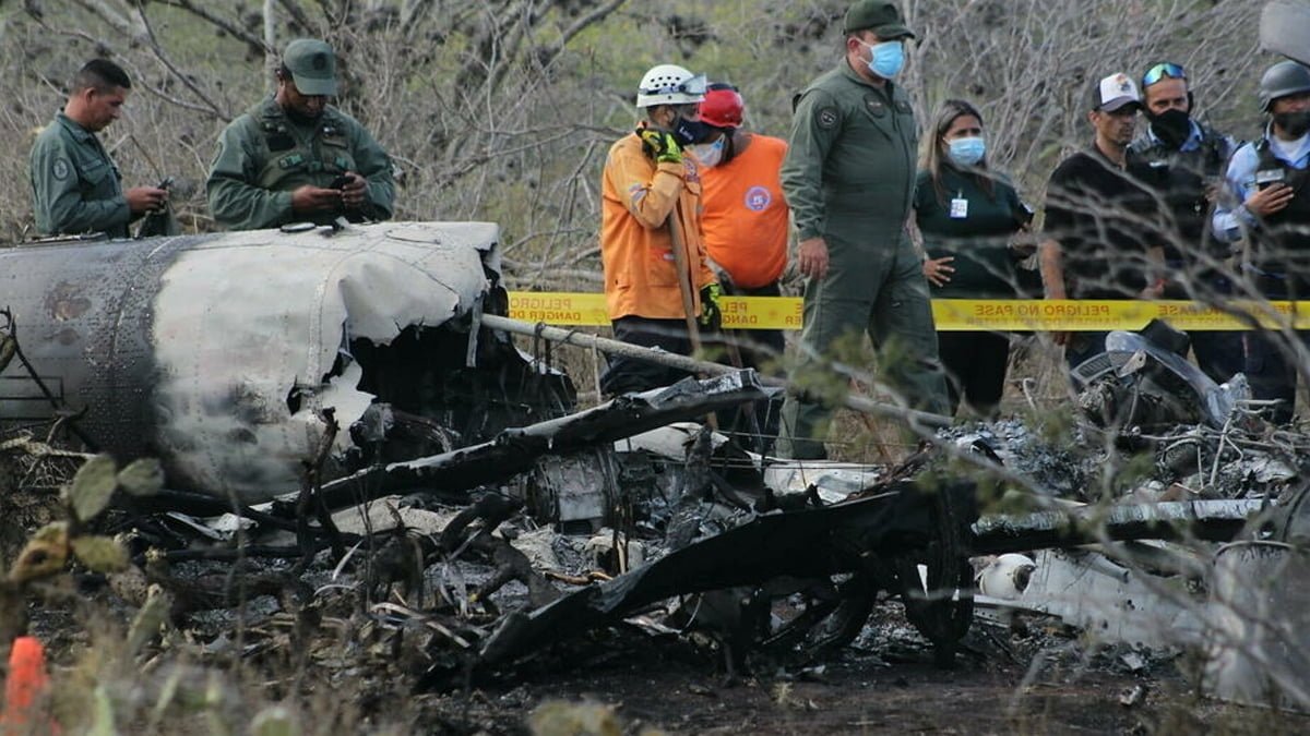 Düşen helikopter alev topuna döndü; 2 asker yaralandı