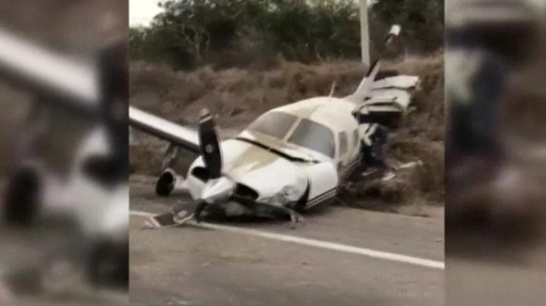 Meksika’da arızalanan uçak otoyola acil iniş yaptı