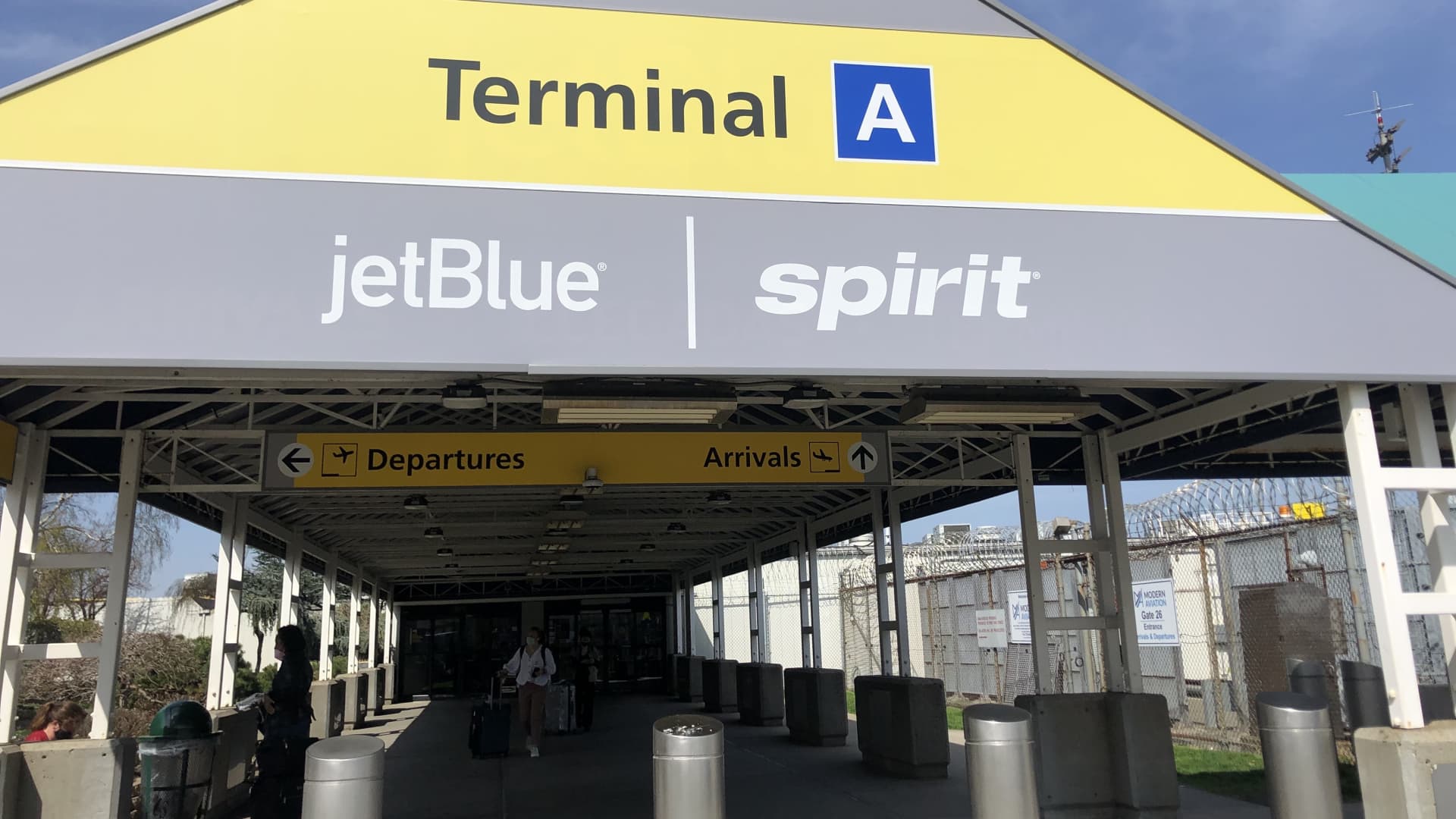 JetBlue, ABD’nin en büyük beşinci havayolunu oluşturmak için 3,8 milyar dolarlık anlaşmayla Spirit’i satın almayı kabul etti