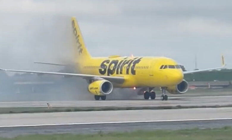 Spirit Airlines uçağının alev alması kamerada