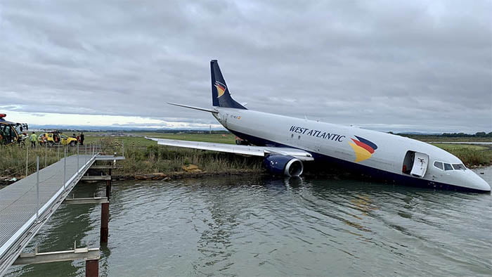 West Atlantic'e ait Boeing 737 tipi kargo uçağı, Montpellier Havalimanı'na inişinin ardında pistte tutunamayarak pist dışına çıktı (3)