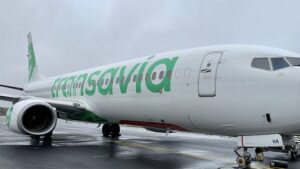 Transavia'ya ait yolcu uçağı inişinin ardından iniş takımlarını kaybetti, havalimanında hareketli anlar yaşandı.
