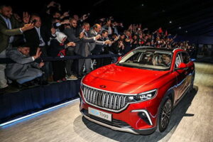 Türkiye'nin otomobili 2023'ün ilk çeyreği sonunda satışa sunulacak. Togg'un yollara çıkacak ilk modeli elektrikli C-SUV olacak.