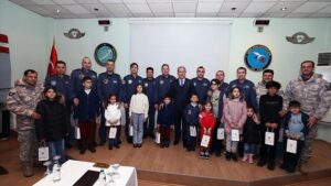 Cumhurbaşkanı Erdoğan, hava sahasının kapatılması nedeniyle kaldıkları Ukrayna'dan dönen iki A400M uçağının personeline hitap etti. Erdoğan, "Bu sıkıntılı anda uçaklarımızı alıp getirdiniz, bundan dolayı sizleri milletim adına tebrik ediyorum." dedi.