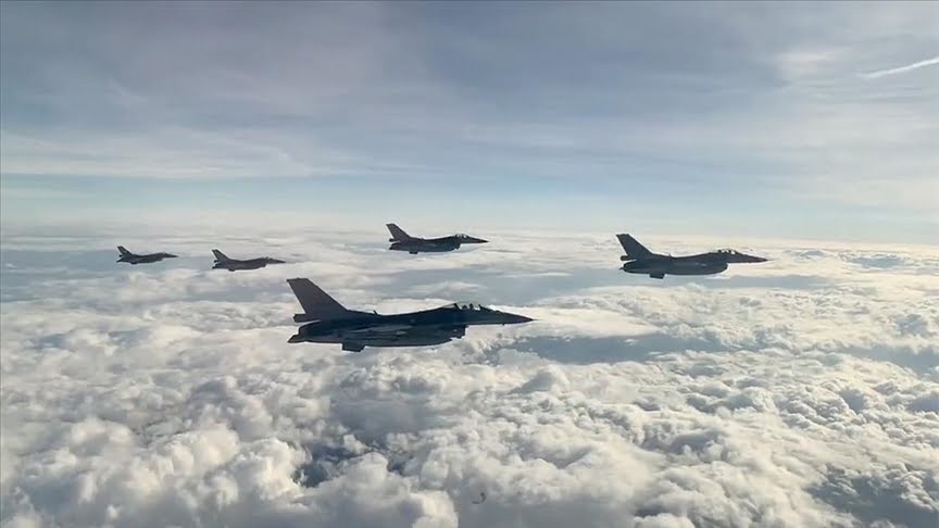 NATO'nun Ege'deki eğitim görevini engellemeye çalışan Yunan uçaklarına Türk jetleri karşılık verdi f16