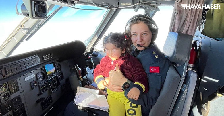 Hava-Kuvvetleri-pilotları-depremzede-çocukları-kokpite-aldı