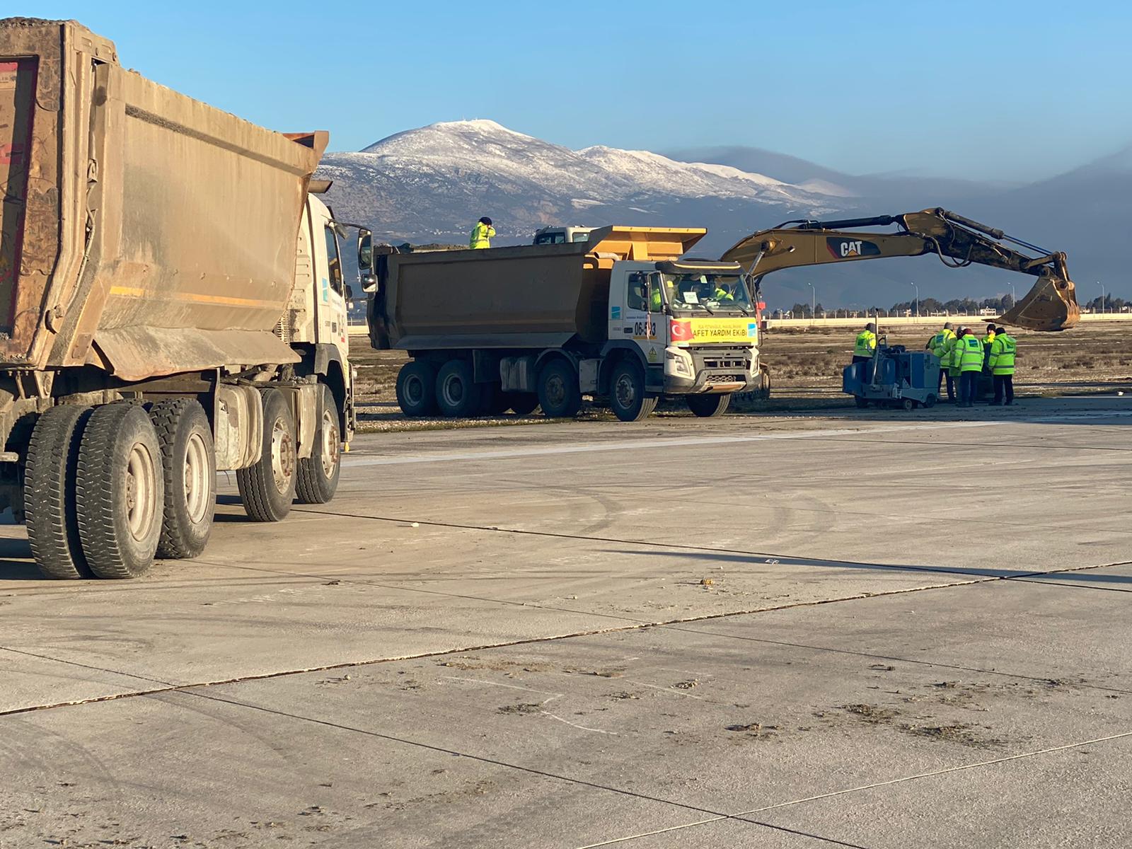 İGA Hatay Havalimanı pistini tamir ediyor