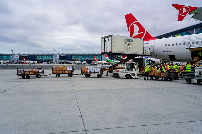 İGA İstanbul Havalimanı insani yardım aktarma merkezi görevi görüyor (2)