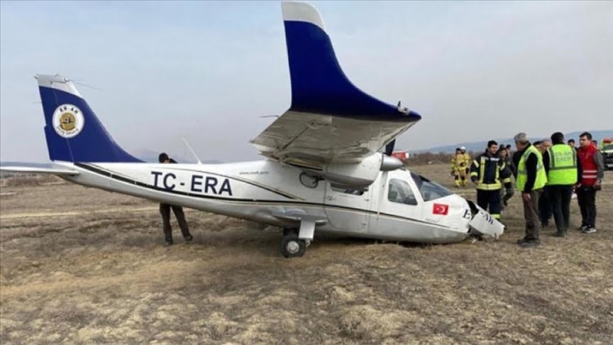 Isparta'da motoru bozulan eğitim uçağı araziye zorunlu iniş yaptı