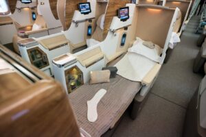 Emirates Boeing 777-300ER'deki business class kabininin bir fotoğrafı (Emirates)