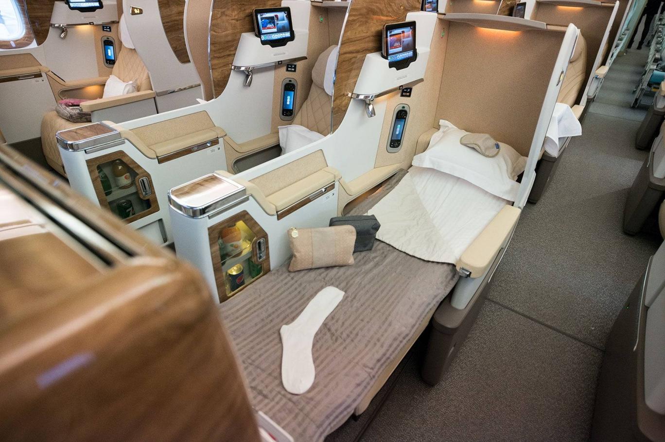 Emirates Boeing 777-300ER'deki business class kabininin bir fotoğrafı (Emirates)