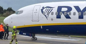 İrlandalı-Ryanair'e-ait-yolcu-uçağının-inişinin-ardından-lastiği-patladı.