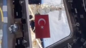 Rus kozmonot, uzaya götürdüğü Türk bayrağının görüntüsünü Türkiye Cumhuriyeti'nin 100. yılı için paylaştı