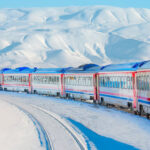 Doğu Ekspresi, Türkiye'nin en popüler tren seyahatlerinden biridir. Bu nostaljik tren yolculuğu, Ankara'dan Kars'a uzanan 24 saatlik bir macerayı içeriyor.