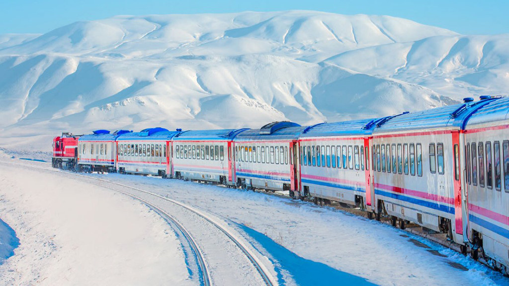 Doğu Ekspresi, Türkiye'nin en popüler tren seyahatlerinden biridir. Bu nostaljik tren yolculuğu, Ankara'dan Kars'a uzanan 24 saatlik bir macerayı içeriyor.