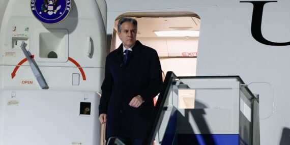 Antony Blinken’ın peşini talihsizlikler bırakmıyor.. Yine uçağı bozuldu, NATO toplantısına arabayla gitti