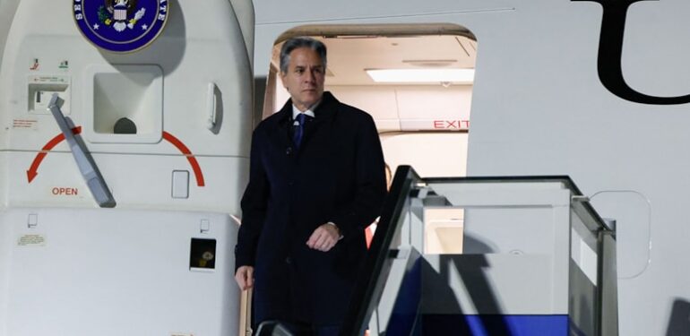 Antony Blinken’ın peşini talihsizlikler bırakmıyor.. Yine uçağı bozuldu, NATO toplantısına arabayla gitti