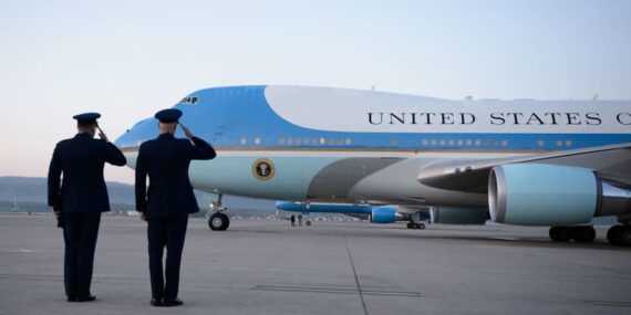 Air Force One ile Spirit uçağı Long Island semalarında karşı karşıya mı geldi?