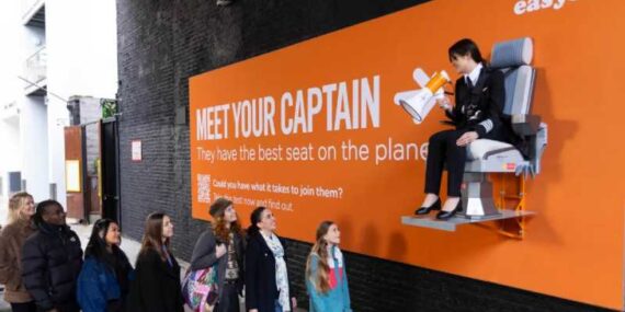 easyJet’ten “konuşan” reklam panoları!..  Genç kadınları hedefliyor