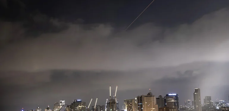 Saldırılar sonrası Ben Gurion Uluslararası Havalimanındaki uçuşlar iptal edildi