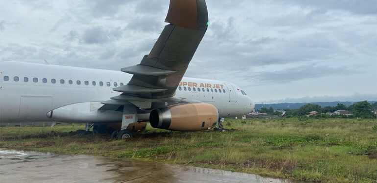 Endonezya’da Super Air Jet’e Ait Airbus A320 Uçağı Pistten Çıktı: 172 Yolcu ve Mürettebat Güvende