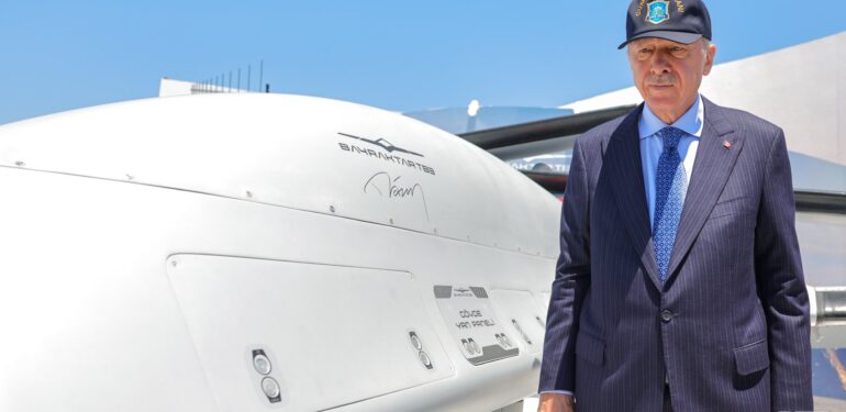 Erdoğan’dan Bayraktar TB3’e imza